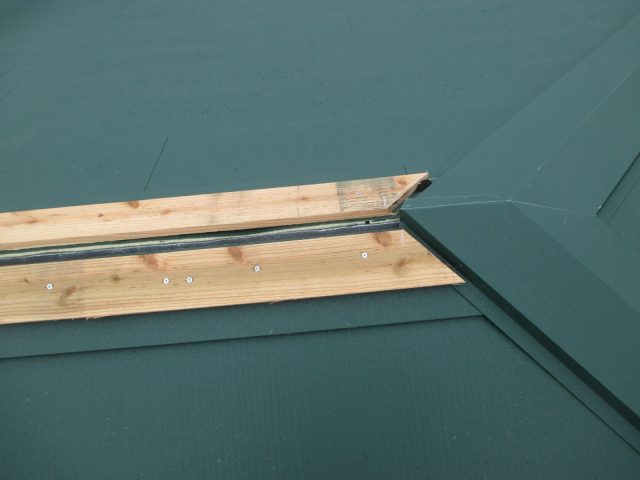 明石市の棟板金の土台となる貫板